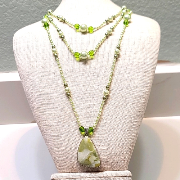 Jewelry - Layered green agate & pearl bead necklace
